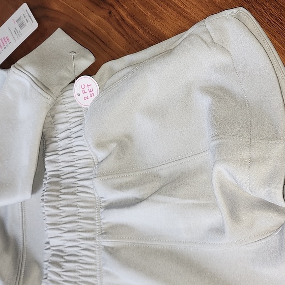 NICE TWO PIECE YOGA-LIC-IOUS - Picture 3 of 4